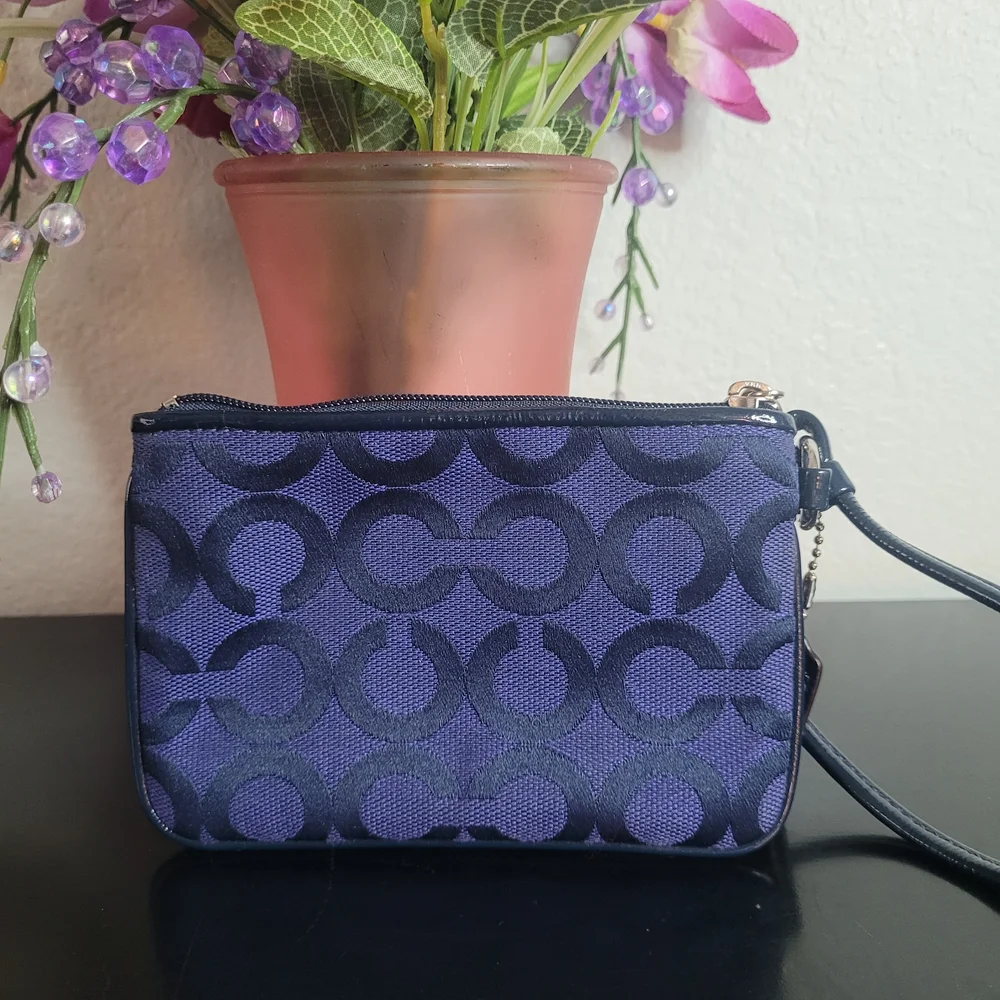 Coach Poppy Wristlet - Picture 4 of 10